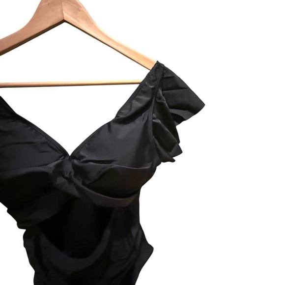 Elegant Womens Black Ruffled swimsuit with a cut out middle Size XL Beach - Picture 3 of 12